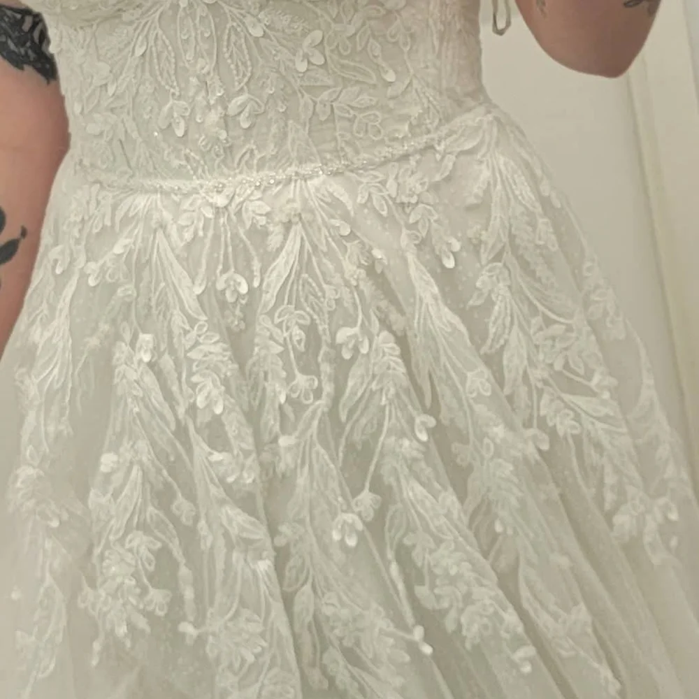 Elegant Lace Wedding Dress with Veil - Picture 3 of 7